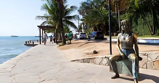 História de Búzios. Vista da Orla Bardot com a estátua de Brigitte Bardot e o mar ao fundo, em Búzios RJ.