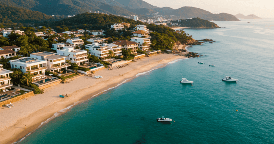 As 10 praias mais bonitas de Búzios. Vista panorâmica da Praia da Ferradura com casas de alto padrão à beira-mar em Búzios RJ.